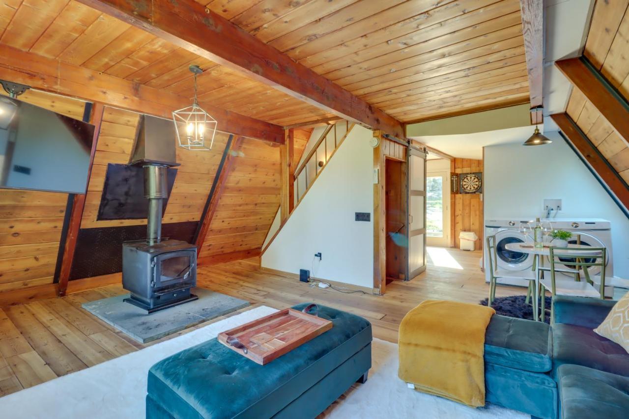Secluded Pocono Getaway With Hot Tub And Sauna! Holiday home East Stroudsburg