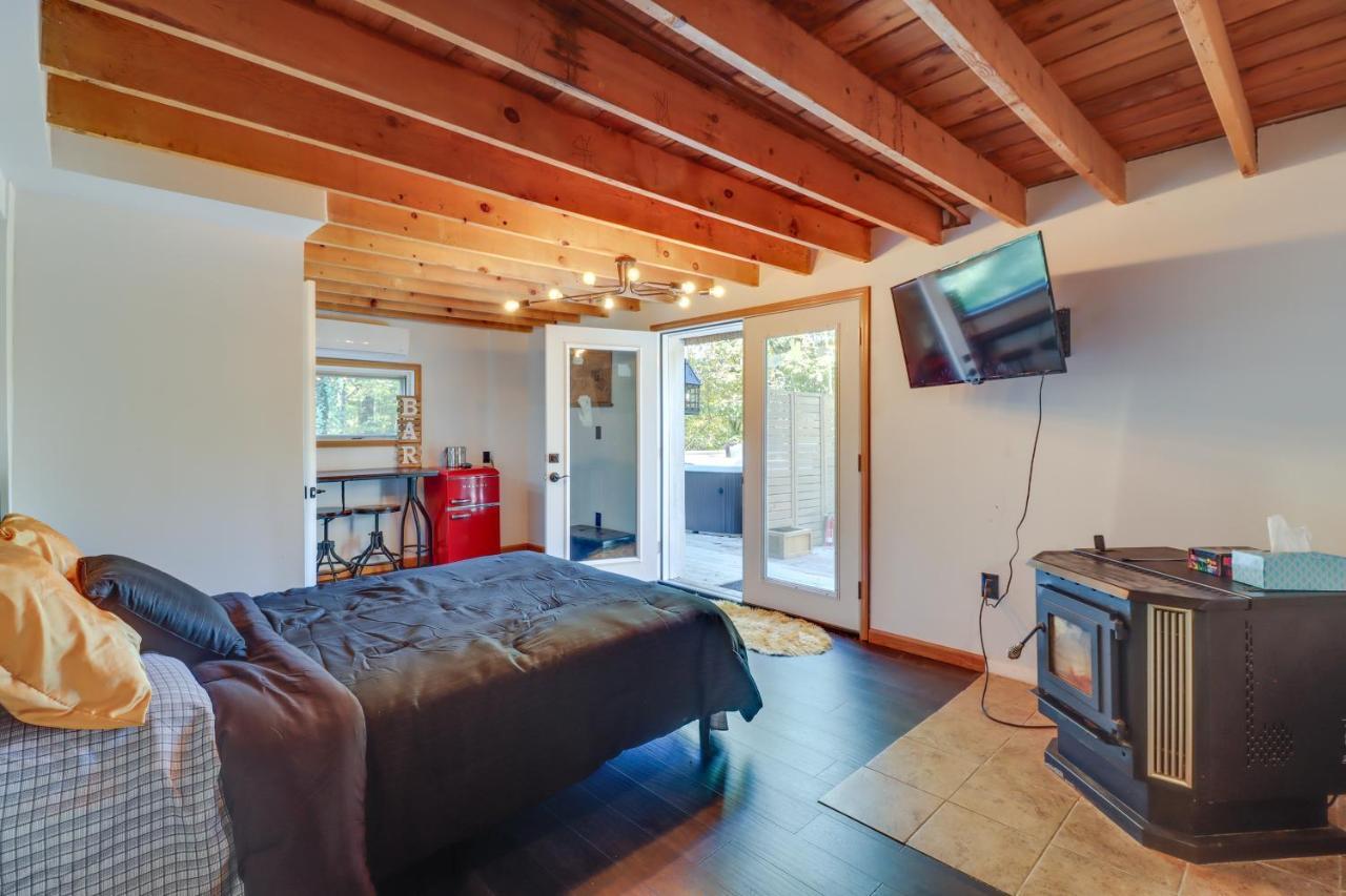 Secluded Pocono Getaway With Hot Tub And Sauna! East Stroudsburg
