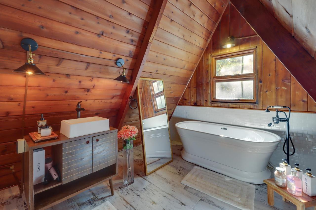 Secluded Pocono Getaway With Hot Tub And Sauna! Holiday home